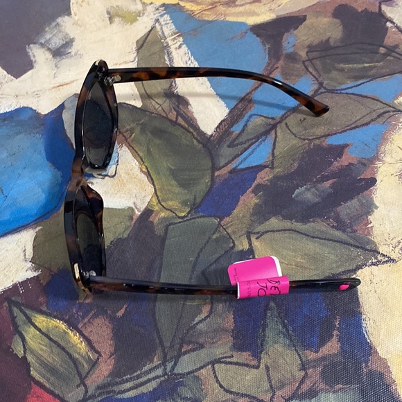 Betsey Johnson Sunglasses main image 5